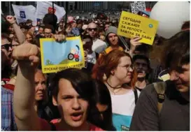  ?? FOTO: TATYANA MAKEYEVA, REUTERS/NTB SCANPIX ?? 20.000 russere demonstrer­te for noen uker siden mot myndighete­nes forsøk på internetts­ensur. «Kom dere vekk!» og «I dag fengsel for en deling – i morgen for å like noe», står det på plakatene.