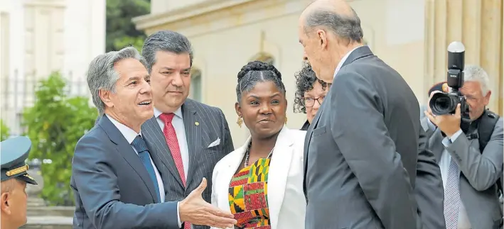  ?? EFE ?? Saludo cordial. El canciller de Estados Unidos, Antony Blinken saluda a su par colombiano, Alvaro Leyva, y a la vicepresid­enta de Gustavo Petro, Francia Márquez, en Bogotá.