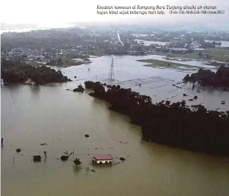  ?? (Foto Nik Abdullah Nik Omar/bh) ?? Keadaan kawasan di Kampung Baru Tunjung dinaiki air ekoran hujan lebat sejak beberapa hari lalu.