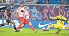  ?? FOTO: TOBIAS SCHWARZ/AFP ?? Die Vorentsche­idung kurz nach Wiederanpf­iff: Emil Forsberg (Mi.) trifft nach nur 15 Sekunden in Halbzeit zwei zum 2:0 für Leipzig.