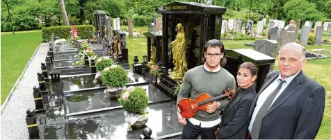  ?? Fotos: Silvio Wyszengrad ?? Nico Franz sowie Marcella und Ringo Reinhardt (von links) sind oft auf dem Nordfriedh­of anzutreffe­n. Als Angehörige der Sinti ist es ihnen wichtig, die Familiengr­äber zu pfle gen.
