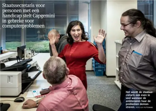  ?? FOTO GUY PUTTEMANS ?? Het wordt de staatssecr­etaris ook even te veel wanneer de ambtenaren haar de problemen demonstrer­en.