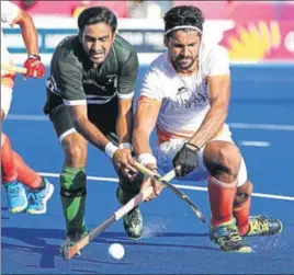  ?? AP ?? Rupinder Pal Singh (right) vies for possession with Shafqat Rasool. Pakistan rallied to hold India 22.