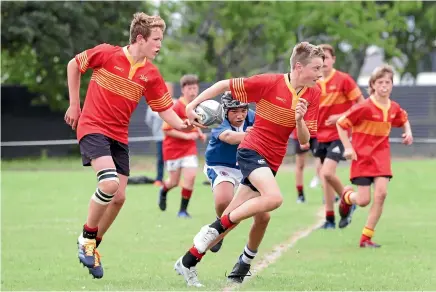  ?? ROBYN EDIE/STUFF ?? Will Brown with the ball in the boys’ final between James Hargest College and Southland Boys High school.