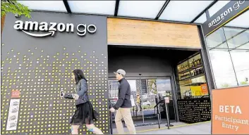  ?? AP-BILD: ELAINE THOMPSON ?? Nur mit künstliche­r Intelligen­z: Mehr als ein Jahr nach der Konzeptvor­stellung hat Amazon in Seattle einen Supermarkt ohne Kassen eröffnet.