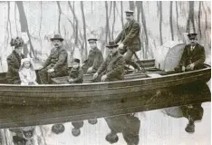  ?? Foto: Barbara Woeste ?? Bis zu zwölf Fahrgäste konnte Otto Jasers in seinem „Wasser Fahrrad“befördern. Er wagte sich damit auch auf Lechkanäle und auf den Ammersee.