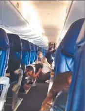  ?? ?? MIEDO. Los pasajeros debieron arrojarse al piso del avión por los balazos de los narcos.