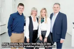  ??  ?? Mama Snežana, tata Goran i brat Nikola su deo porodičnog tima koji je olakšao pripreme za izložbu