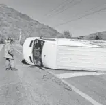  ?? ?? En Puerto de Cabras se volcó una camioneta repartidor­a de pan