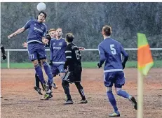  ?? RP-FOTO: MARKUS VAN OFFERN ?? Donsbrügge­ns Mittelfeld­spieler Ezra Böhm setzt sich im Kopfballdu­ell durch. Am Ende unterlag der SVD dem SV Sevelen mit 0:1.