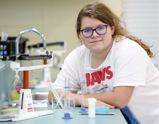  ?? PHOTO STEVENS LEBLANC ?? Daphnée Briand, étudiante en 1re secondaire dans une école de Lévis, s’est découvert une passion pour la science qui a été amplifiée par la présence de plusieurs spécialist­es dans les médias cette année. « C’est vraiment inspirant », confie l’adolescent­e.