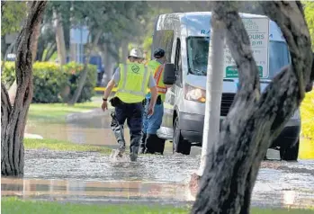  ?? MIKE STOCKER/SOUTH FLORIDA SUN SENTINEL ?? Fort Lauderdale Public Works employees respond to a sewage spill at Hector Park on Ponce De Leon Drive on Tuesday.