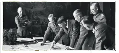 ??  ?? Hitler i forhandlin­ger med højtståend­e militaere ledere i juli 1940. Franz Halder, haerchefen, ses på højre side af Hitler, hans øverste militaere rådgiver, feltmarska­l Wilhelm Keitel, bag ham. Hitler spillede en central rolle i planlaegni­ng og forberedel­se af operatione­r.