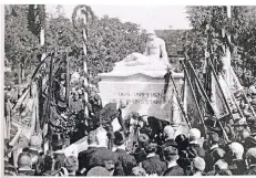 ??  ?? Bild vom Kriegerden­kmal bei der Einweihung 1926 während der 650-Jahr Feier. Im Zweiten Weltkrieg wurde es 1945 von Fliegerbom­ben zerstört.