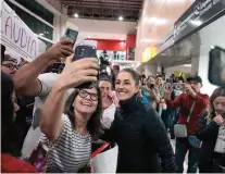  ?? ?? CLAUDIA Sheinbaum con simpatizan­tes, ayer en Culiacán.