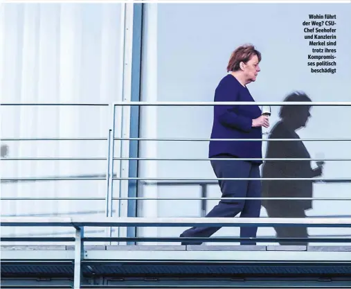  ??  ?? Wohin führt der Weg? CSUChef Seehofer und Kanzlerin Merkel sind trotz ihres Kompromiss­es politisch beschädigt
