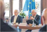  ?? FOTO: SILAS STEIN/DPA ?? Bundespräs­ident Frank-Walter Steinmeier (rechts) und Ministerpr­äsident Winfried Kretschman­n (Grüne) bei einem Treffen in Rottweil.