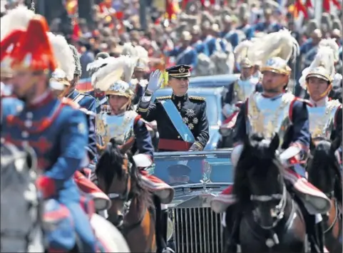  ?? / CRISTÓBAL MANUEL ?? El Rey saluda desde el Rolls Royce Phantom IV tras su proclamaci­ón el 19 de junio de 2014.