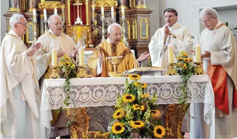  ?? Foto: Xaver Habermeier ?? Pater Alfred Blöth (Mitte) zelebriert­e zusammen mit Wegbegleit­ern anlässlich seines 50. Priesterju­biläums einen Festgottes­dienst.