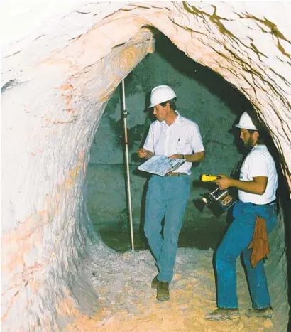  ?? RK&K/HANDOUT ?? Constructi­on workers inside a tunnel beneath Federal Hill in the 1990s.