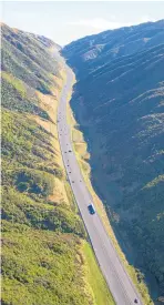  ?? Photo / Mark Mitchell ?? The finally opened Transmissi­on Gully Motorway, looking north towards the Wainui Saddle.