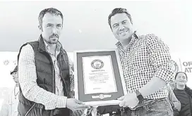  ??  ?? La entrega del certificad­o por el Récord Guinness