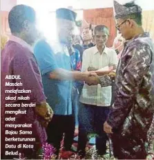  ??  ?? ABDUL Masdeh melafazkan akad nikah secara berdiri mengikut adat masyarakat Bajau Sama berketurun­an Datu di Kota Belud.