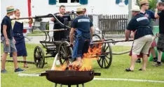  ?? Foto: Helmut Herreiner ?? Eine historisch­e Einsatzübu­ng mit Gerätschaf­ten aus dem Jahr 1887 präsentier­ten die Kameraden der Feuerwehr.