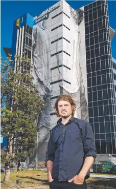  ?? Picture: ELISE DERWIN ?? Artist Guido van Helten in front of his large-scale artwork on Southern Cross University Gold Coast campus.