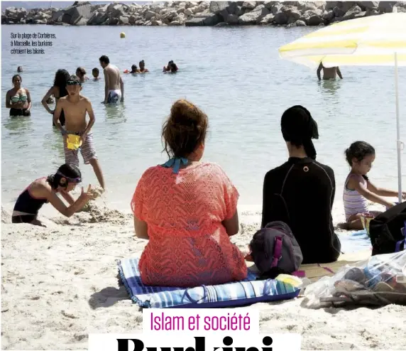  ??  ?? Sur la plage de Corbières, à Marseille, les burkinis côtoient les bikinis.