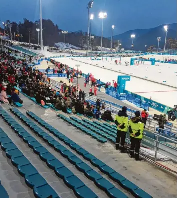  ?? Foto: Thomas Weiß ?? Auch im Zieleinlau­f der Nordischen Kombinatio­n waren noch etliche Plätze zu haben. Weil es nachts kalt ist und die Südkoreane­r eher Interesse an anderen Sportarten haben, wird das wohl auch so bleiben.