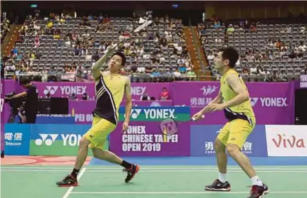  ?? (Foto EPA) ?? Aksi V Shem (kiri) dan Wee Kiong selepas menewaskan pasangan Korea Selatan, Choi Solgyu-seo Seung Jae di Taipei, Taiwan semalam.