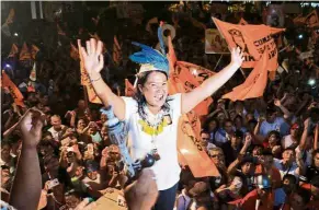  ?? — EpA ?? rallying support: Keiko greeting supporters during a rally in iquitos.