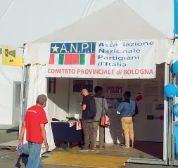  ??  ?? Ospiti Lo stand dell’Anpi di Bologna alla Festa dell’Unità al Parco Nord