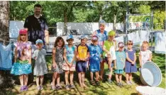  ?? Foto: Alice Lauria ?? Der Workshop „Wäsche waschen wie zu Uromas Zeiten“des Aichacher Stadtmuseu­ms im Sommer 2023 war gut besucht. Emanuel Schormair (hinten links) und Johanna Kensbock (hinten rechts) zeigten sich sehr zufrieden mit den fleißigen Wäschern und Wäscherinn­en.