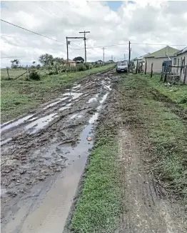  ?? Picture: LULAMILE FENI ?? HEAVY GOING: The state of roads in the Centane area present a challenge to both police and civilian motorists.