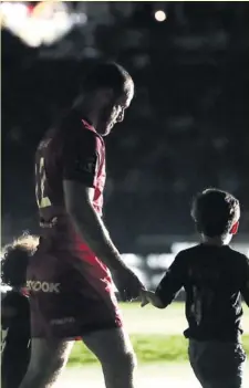  ?? Photo Midi Olympique - Patrick Derewiany ?? Frédéric Michalak tire sa révérence. Il aura été longtemps un fil rouge entre génération­s de rugbymen. Son départ laissera, à n’en pas douter, un grand vide. Sur le plan sportif, éthique et médiatique.