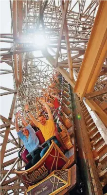  ?? FOTO: EUROPA-PARK ?? In der Achterbahn Wodan rasen die Europa-Park-Besucher über Holzplanke­n.