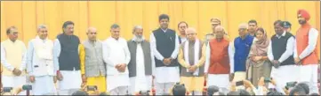  ?? KESHAV SINGH/HT ?? (From left) Newly inducted Haryana ministers Banwari Lal, Jai Parkash Dalal, Ranjeet Singh, Mool Chand Sharma, Kanwar Pal, Anil Vij and ■
(from right) Sandeep Singh, Anoop Dhanak, Kamlesh Dhanda and Om Parkash Yadav with governor Satyadeo Narain Arya, CM ML Khattar and deputy CM Dushyant Chautala after the oath-taking ceremony at Haryana Raj Bhawan in Chandigarh on Thursday.