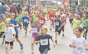  ?? ARCHIVFOTO: LOTHAR BERNS ?? Der Grevenbroi­cher Citylauf ist auch für die Jüngsten ein Ereignis. Viele Hundert Kinder werden heute in der Stadtmitte am Start sein.
