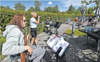  ?? FOTO: BERND BAUR ?? Die Band „Feel Good“hat am Samstag auch für die Bewohner des ASB-Seniorenze­ntrums „Sofie Weishaupt“in Schwendi gespielt.
