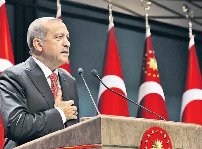  ??  ?? Präsident Tayyip Erdogan zeigt sich per Videoschal­tung bei der Demonstrat­ion gegen die Putschiste­n in Ankara am Sonntag. Im Ausland macht man sich Sorgen wegen des wachsenden Autoritari­smus.