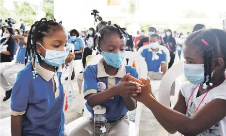  ??  ?? El Covid-19 provocó el cierre de las escuelas en marzo de 2020 y no se ha podido volver a restablece­r del todo.