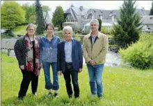  ??  ?? Jacques Brune et son binôme Christelle Abadie avec Dominique Pujol et Cathy Pécondon remplacent­s