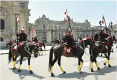  ?? ?? Peruvian military soldiers put on a show in front of the presidenti­al palace at Plaza de Armas.