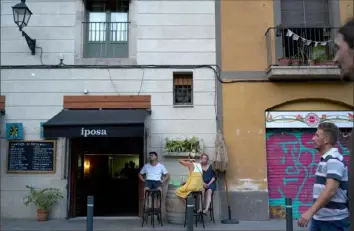  ?? Samuel Aranda/The New York Times ?? Tourists at a bar in downtown Barcelona, Spain, in July 2017. Less than a year ago, every major economy was expanding at once. Now, the slowdown holds the potential to intensify the sense of grievance roiling many societies.