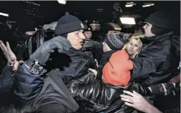  ??  ?? Polícia responde a protesto junto ao Parlamento em Varsóvia