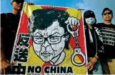  ??  ?? IMPASSE Nem manifestan­tes de Hong Kong nem o governo de Pequim mostram que vão ceder