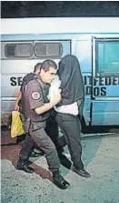  ??  ?? A la cárcel. El abogado, cuando fue detenido por la Policía.