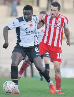  ??  ?? EYES ON THE PRIZE: Port Vale’s Manny Oyeleke challenges Sunderland’s George Honeyman.